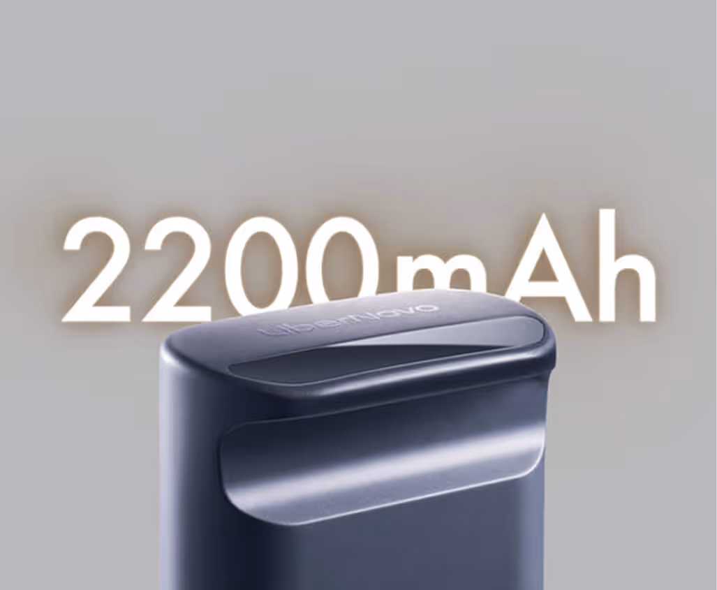 Аккумулятор емкостью 2200 мАч с темно-серым корпусом на сером фоне.